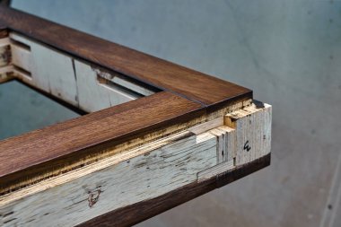 Ahşap kapı üretim süreci. Kapı çerçeve, koyu renkte boyanmış. Ağaç işleme ve marangozluk üretim. Mobilya üretimi. Yakın çekim