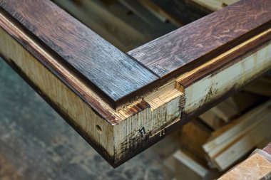 Ahşap kapı üretim süreci. Kapı çerçeve, koyu renkte boyanmış. Ağaç işleme ve marangozluk üretim. Mobilya üretimi. Yakın çekim