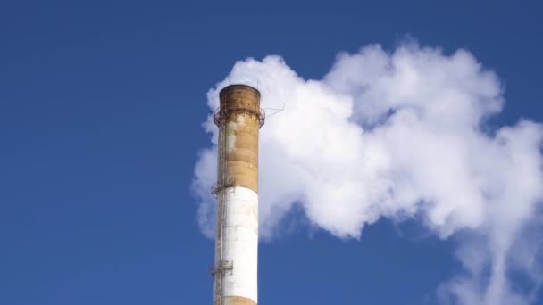 青空の下で煙で工場の煙突 — ストック動画