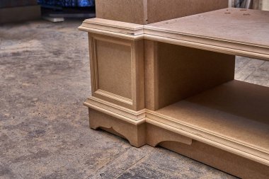 MDF dolap karkas. Ev Kütüphane klasik tasarımı ile. Üzerinde çalışıyorum. Ahşap mobilya üretim süreci