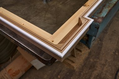 Taç kalıplama. Ev Kütüphane klasik tasarımı ile. Üzerinde çalışıyorum. Ahşap mobilya üretim süreci