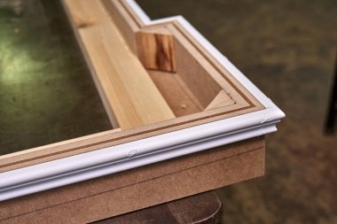 Taç kalıplama. Ev Kütüphane klasik tasarımı ile. Üzerinde çalışıyorum. Ahşap mobilya üretim süreci