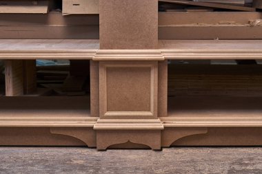 MDF dolap karkas. Ev Kütüphane klasik tasarımı ile. Üzerinde çalışıyorum. Ahşap mobilya üretim süreci