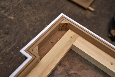 Taç kalıplama. Ev Kütüphane klasik tasarımı ile. Üzerinde çalışıyorum. Ahşap mobilya üretim süreci