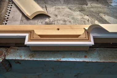 Taç kalıplama. Ev Kütüphane klasik tasarımı ile. Üzerinde çalışıyorum. Ahşap mobilya üretim süreci