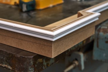 Taç kalıplama. Ev Kütüphane klasik tasarımı ile. Üzerinde çalışıyorum. Ahşap mobilya üretim süreci