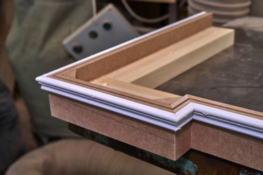 Taç kalıplama. Ev Kütüphane klasik tasarımı ile. Üzerinde çalışıyorum. Ahşap mobilya üretim süreci