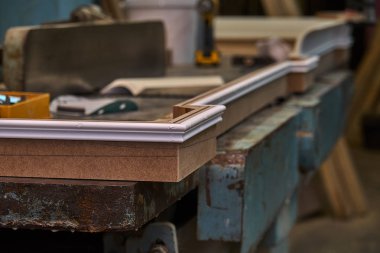 Taç kalıplama. Ev Kütüphane klasik tasarımı ile. Üzerinde çalışıyorum. Ahşap mobilya üretim süreci