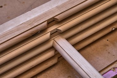 Ahşap dolap kapılar. Ahşap çerçeve. Ev Kütüphane klasik tasarımı ile. Üzerinde çalışıyorum. Ahşap mobilya üretim süreci