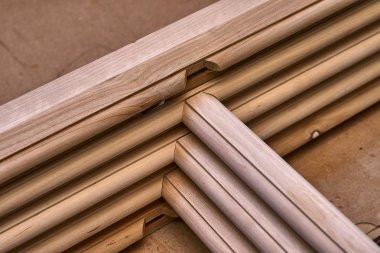 Ahşap dolap kapılar. Ahşap çerçeve. Ev Kütüphane klasik tasarımı ile. Üzerinde çalışıyorum. Ahşap mobilya üretim süreci