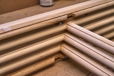 Ahşap dolap kapılar. Ahşap çerçeve. Ev Kütüphane klasik tasarımı ile. Üzerinde çalışıyorum. Ahşap mobilya üretim süreci