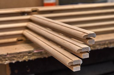 Ahşap dolap kapılar. Ahşap çerçeve. Ev Kütüphane klasik tasarımı ile. Üzerinde çalışıyorum. Ahşap mobilya üretim süreci