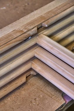 Ahşap dolap kapılar. Ahşap çerçeve. Ev Kütüphane klasik tasarımı ile. Üzerinde çalışıyorum. Ahşap mobilya üretim süreci