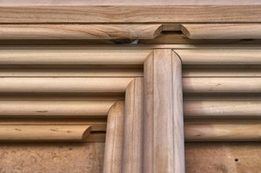 Ahşap dolap kapılar. Ahşap çerçeve. Ev Kütüphane klasik tasarımı ile. Üzerinde çalışıyorum. Ahşap mobilya üretim süreci