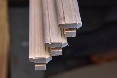 Ahşap dolap kapılar. Ahşap çerçeve. Ev Kütüphane klasik tasarımı ile. Üzerinde çalışıyorum. Ahşap mobilya üretim süreci