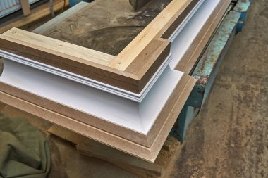 Taç kalıplama. Ev Kütüphane klasik tasarımı ile. Üzerinde çalışıyorum. Ahşap mobilya üretim süreci