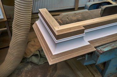 Taç kalıplama. Ev Kütüphane klasik tasarımı ile. Üzerinde çalışıyorum. Ahşap mobilya üretim süreci