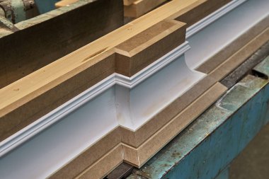 Taç kalıplama. Ev Kütüphane klasik tasarımı ile. Üzerinde çalışıyorum. Ahşap mobilya üretim süreci