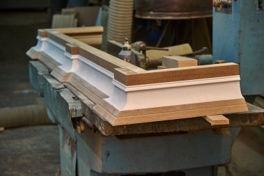 Taç kalıplama. Ev Kütüphane klasik tasarımı ile. Üzerinde çalışıyorum. Ahşap mobilya üretim süreci