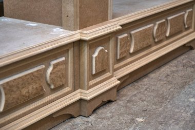 MDF dolap karkas kalıp ve dekor. Ev Kütüphane klasik tasarımı ile. Üzerinde çalışıyorum. Ahşap mobilya üretim süreci