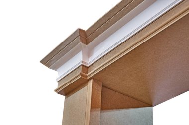 Taç kalıplama. Ev Kütüphane klasik tasarımı ile. Üzerinde çalışıyorum. Ahşap mobilya üretim süreci