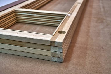 Ahşap dolap kapılar. Ahşap çerçeve. Ev Kütüphane klasik tasarımı ile. Üzerinde çalışıyorum. Ahşap mobilya üretim süreci