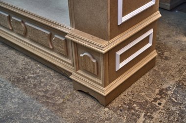 MDF dolap karkas kalıp ve dekor. Ev Kütüphane klasik tasarımı ile. Üzerinde çalışıyorum. Ahşap mobilya üretim süreci