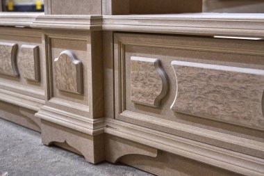 MDF dolap karkas kalıp ve dekor. Ev Kütüphane klasik tasarımı ile. Üzerinde çalışıyorum. Ahşap mobilya üretim süreci