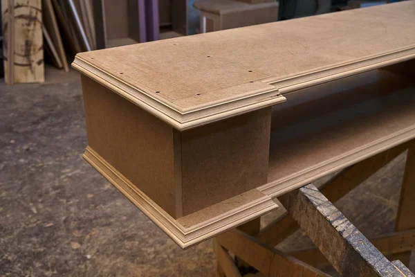 Mdf キャビネット死体 クラシックなデザインのホームのライブラリ 進行中の作業 木製家具の製造工程 — ストック写真