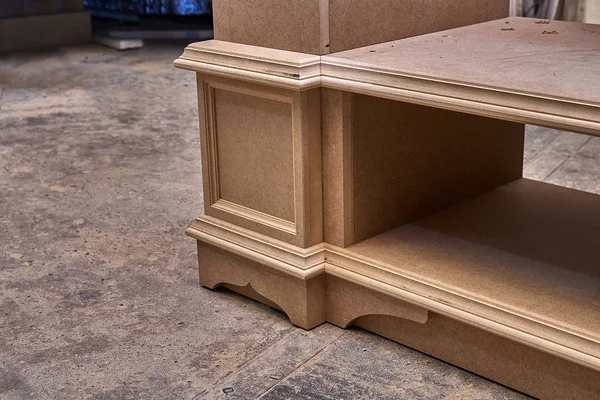 MDF dolap karkas. Ev Kütüphane klasik tasarımı ile. Üzerinde çalışıyorum. Ahşap mobilya üretim süreci