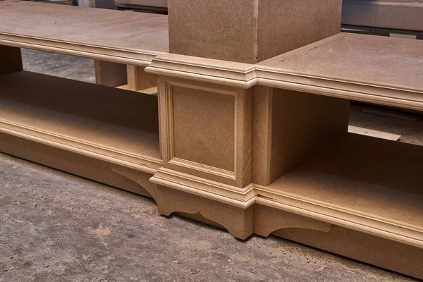 MDF dolap karkas. Ev Kütüphane klasik tasarımı ile. Üzerinde çalışıyorum. Ahşap mobilya üretim süreci