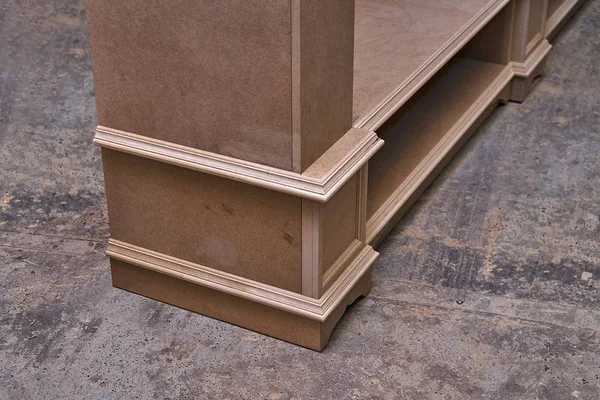 MDF dolap karkas. Ev Kütüphane klasik tasarımı ile. Üzerinde çalışıyorum. Ahşap mobilya üretim süreci