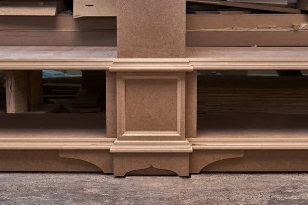 MDF dolap karkas. Ev Kütüphane klasik tasarımı ile. Üzerinde çalışıyorum. Ahşap mobilya üretim süreci