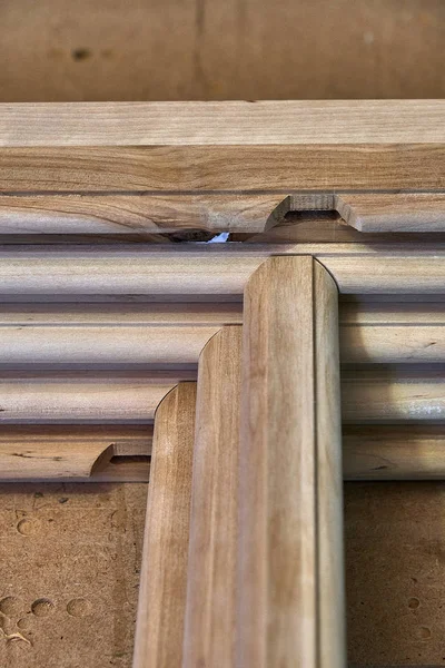 Ahşap dolap kapılar. Ahşap çerçeve. Ev Kütüphane klasik tasarımı ile. Üzerinde çalışıyorum. Ahşap mobilya üretim süreci