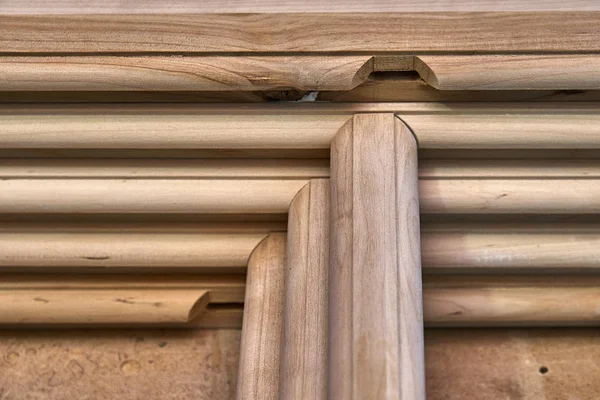 Ahşap dolap kapılar. Ahşap çerçeve. Ev Kütüphane klasik tasarımı ile. Üzerinde çalışıyorum. Ahşap mobilya üretim süreci