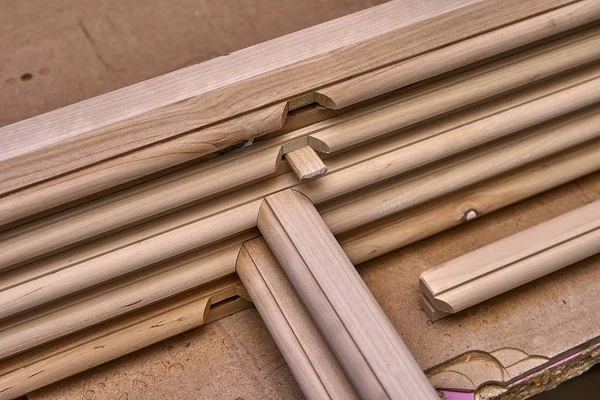 Ahşap dolap kapılar. Ahşap çerçeve. Ev Kütüphane klasik tasarımı ile. Üzerinde çalışıyorum. Ahşap mobilya üretim süreci