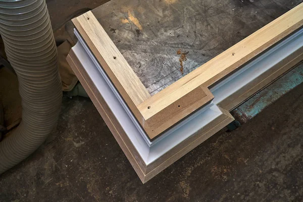 Taç kalıplama. Ev Kütüphane klasik tasarımı ile. Üzerinde çalışıyorum. Ahşap mobilya üretim süreci