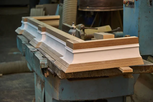 Taç kalıplama. Ev Kütüphane klasik tasarımı ile. Üzerinde çalışıyorum. Ahşap mobilya üretim süreci