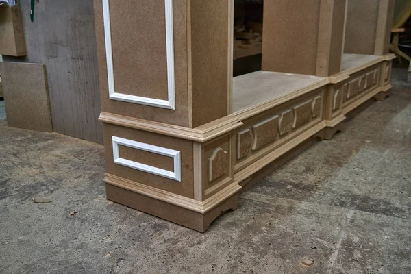 MDF dolap karkas kalıp ve dekor. Ev Kütüphane klasik tasarımı ile. Üzerinde çalışıyorum. Ahşap mobilya üretim süreci