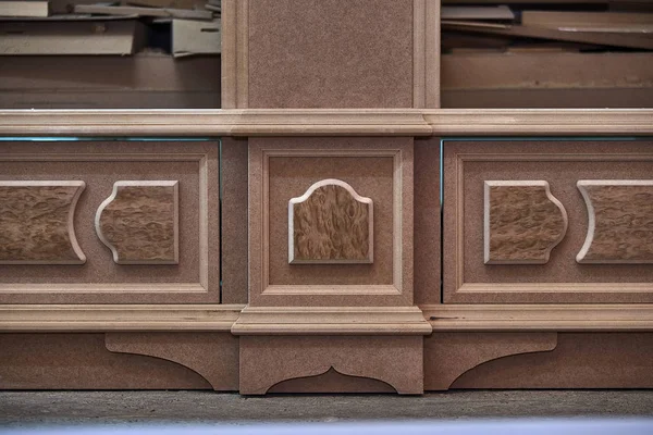 モールディングと装飾 Mdf キャビネット死体 クラシックなデザインのホームのライブラリ 進行中の作業 木製家具の製造工程 — ストック写真