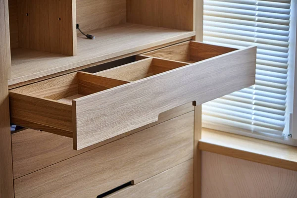Lemari kayu dengan laci terbuka. Furnitur modern — Stok Foto
