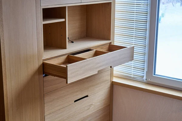 Armário de madeira com gaveta aberta. Mobília moderna — Fotografia de Stock