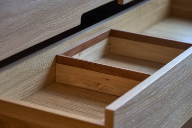 Açık çekmeceli ahşap dolap. Modern mobilya