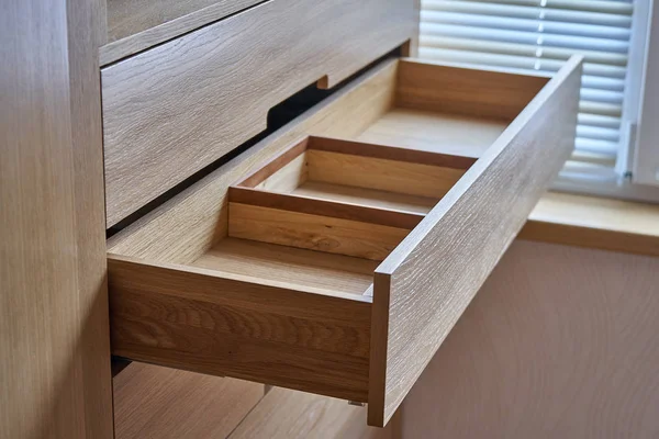 Armário de madeira com gaveta aberta. Mobília moderna — Fotografia de Stock