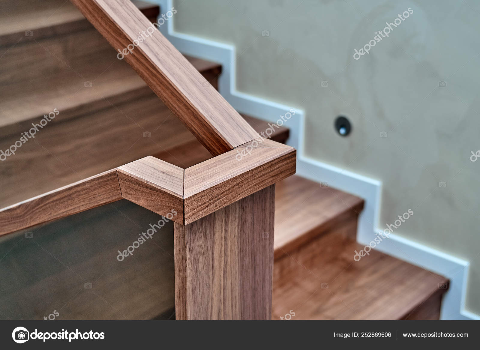 Escalera De Madera Con Barandillas De Cristal Y Pasamanos De Madera Imagen  de archivo - Imagen de adentro, casa: 218642569