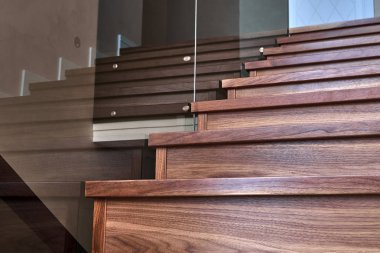 Cam korkuluk ahşap adımlarla parçası. Ceviz merdiven