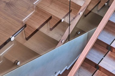 Cam korkuluk ahşap adımlarla parçası. Ceviz merdiven