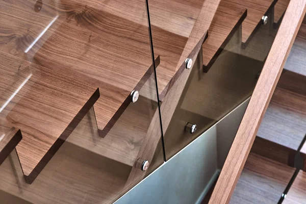 Parte de escalones de madera con barandillas de vidrio. Escalera de nogal — Foto de Stock