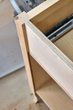 Ahşap mobilya imalatı. Banyo vanity kabine. Mobilya üretimi. Yakın çekim