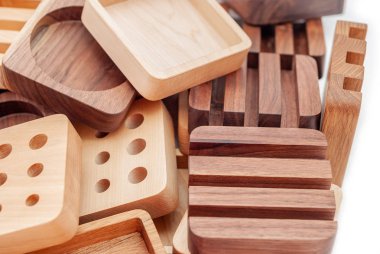 Beyaz arka plan üzerinde ahşap el sanatları parçaları çeşitleri